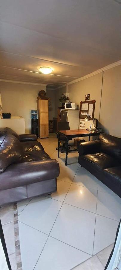 Aandrus Guesthouse Блумфонтейн Экстерьер фото